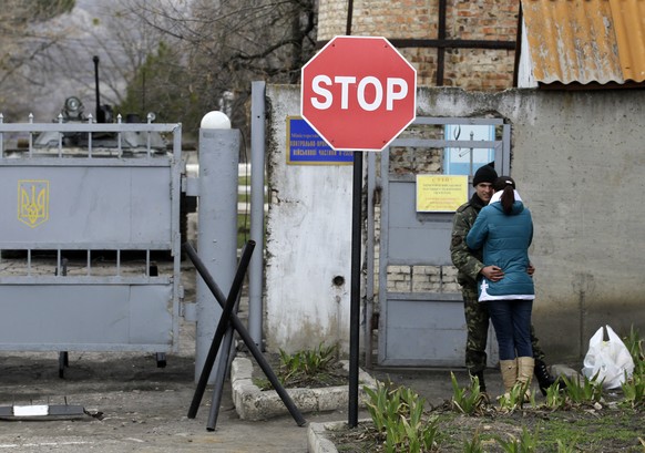 Ein ukrainischer Soldat mit seiner Freundin.