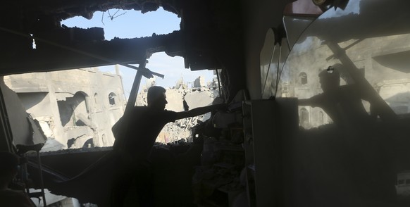 Ein Mann prüft die Schäden in seiner zerstörten Wohnung im Gazastreifen.&nbsp;