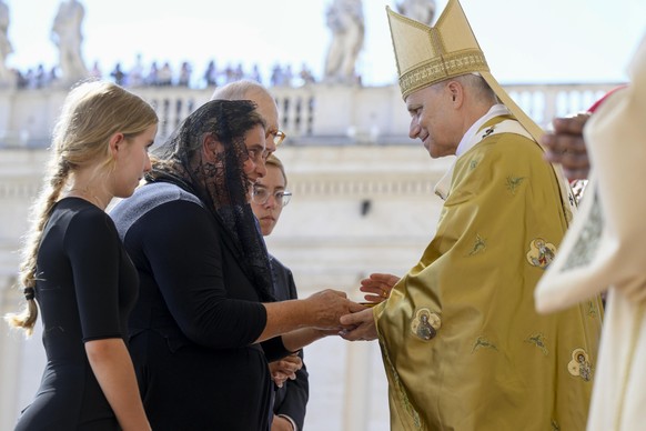 epa12359404 A handout picture provided by the Vatican Media shows Pope Leo XIV (R) greeting the family of Carlo Acutis&#039;s family; mother Antonia (C-L), father Andrea (C-R), the brother and sister, ...