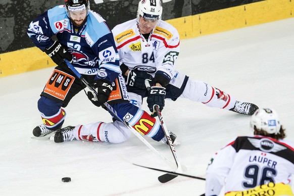 Der Rapperswiler Patrick Schommer, links, und Ambris Adrian Trunz, Mitte, kaempfen um den Puck, im sechsten Playout Finalspiel der National League A zwischen den Rapperswil Jona Lakers und dem HC Ambr ...