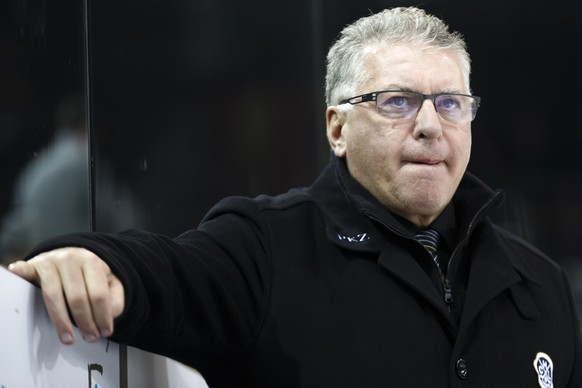 Lugano&#039;s Head coach Doug Shedden looks on disappointed his players, during the game of National League A (NLA) Swiss Championship between Geneve-Servette HC and HC Lugano, at the ice stadium Les  ...