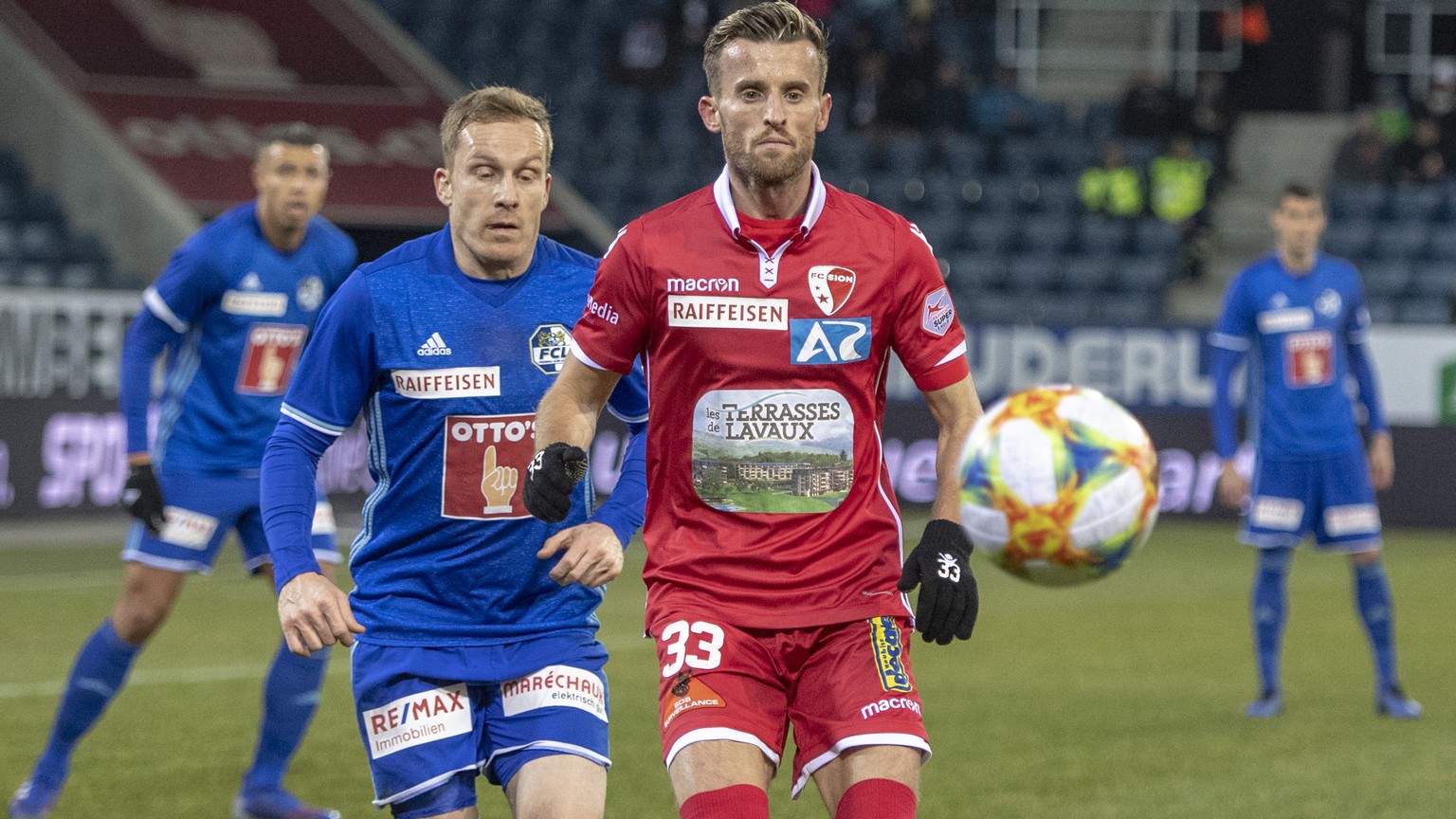 Ermir Lenjani, rechts, von Sion im Spiel gegen Christian Schwegler, links, von Luzern beim Super League Meisterschaftsspiel zwischen dem FC Luzern und dem FC Sion vom Mittwoch, 13. Februar 2019 in Luz ...