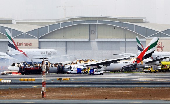 epa05452908 An Emirates airline Boeing 777-300 A6-EMW plane flight number EK521 from Trivandrum to Dubai lays on the ground in Dubai airport after being gutted by fire due to a mechanical failure at D ...