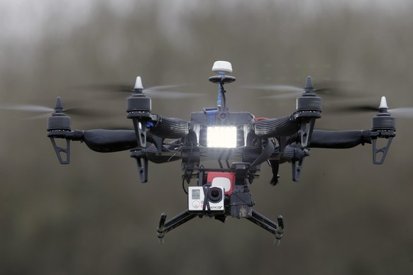 Mindestens fünf Drohnen überflogen das Zentrum von Paris.