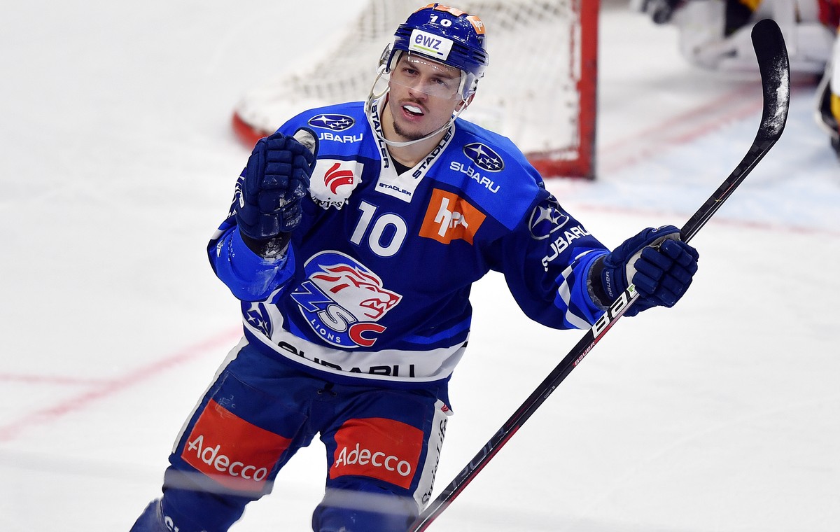 Der Zuercher Sven Andrighetto jubelt nach seinem Tor zum 2-1 fuer die Lions beim Eishockeyspiel der National League ZSC Lions gegen die SCL Tigers im Zuercher Hallenstadion am Donnerstag, 23. Dezember ...
