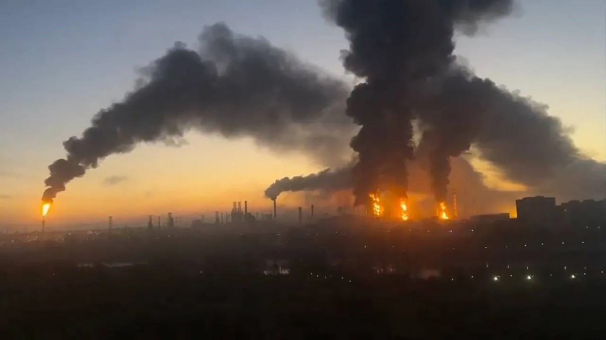 Une raffinerie de pétrole en feu à Moscou après une attaque ukrainienne le 20 septembre (photo d'archive). L'Ukraine a intensifié ce type d'attaques.