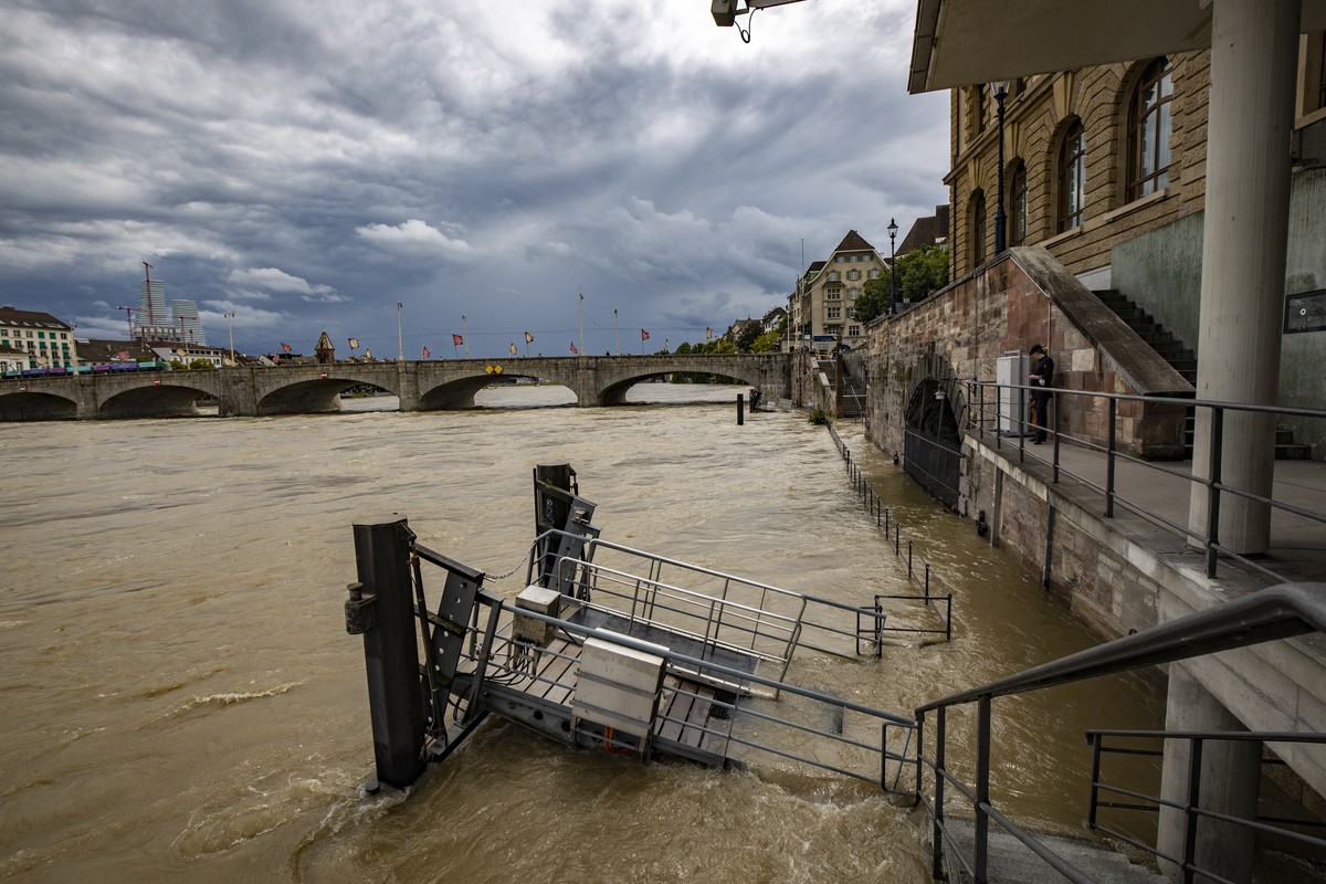 Der Rhein bei der Mittleren-Bruecke in Basel hat bei der Basel-Rheinhalle einen Pegelstand von 865cm, am Mittwoch, 14. Juli 2021. Die meisten Zugaenge zum Wasser sind durch die Polizei gesperrt worden ...