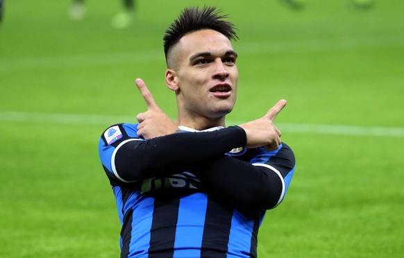 epa08120591 Inter Milan&#039;s Lautaro Martinez jubilates after scoring the opening goal during the Italian Serie A soccer match Fc Inter vs Atalanta Bc at Giuseppe Meazza stadium in Milan, Italy, 11  ...