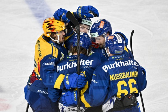 Jubel bei den Davoser nach der 1:0 Fuehrung mit PostFinance Top Scorer Matej Stransky, Brendan Lemieux, Lukas Frick, Klas Dahlbeck (Torschuetze) und Valentin Nussbaumer, v.l., im Eishockey Spiel der N ...