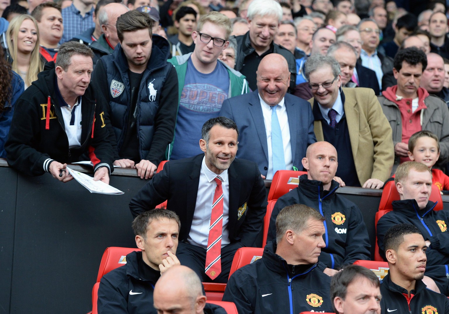 Ryan Giggs nimmt als Manchester-United-Trainer auf der Bank platz.