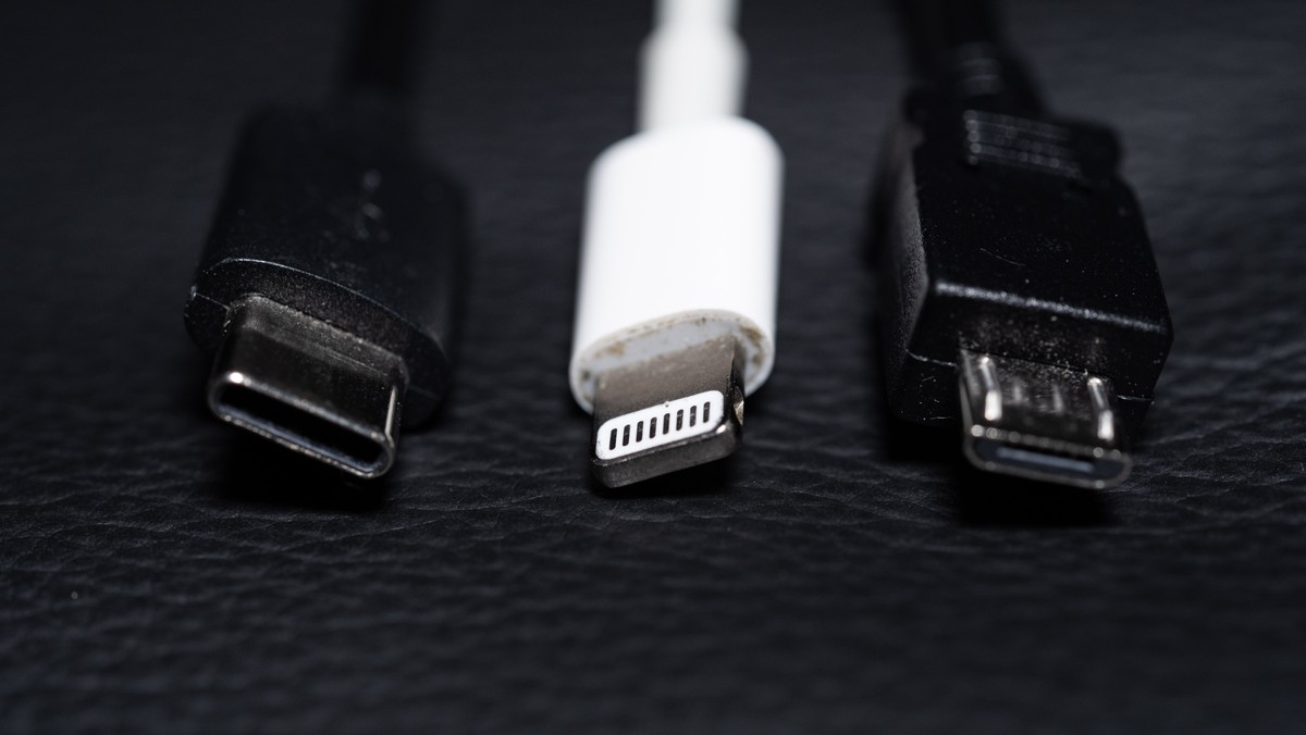 ARCHIV - 22.09.2021, Niedersachsen, Oldenburg: Ein USB-C (l-r), ein Apple Lightning und ein Micro-USB Kabel (l-r) liegen nebeneinander zu sehen. (zu dpa "Einigung auf einheitliche Ladekabel in de ...