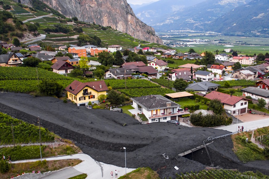 Une vue aerienne montre la riviere, la Losentse, qui est sortie de son lit et qui a provoque une coulee de boue ce mardi 7 aout 2018 dans le village de Chamoson en Valais. (KEYSTONE/Maxime Schmid)