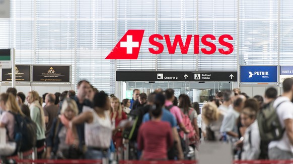 ARCHIVE IMAGE OF SWISS QUARTERLY RESULTS, ON TUESDAY, APRIL 30, 2019 ---- Passengers line up at check-in hall 1 at Zurich Airport, pictured in Kloten, Switzerland, on July 31, 2014. (KEYSTONE/Chr…