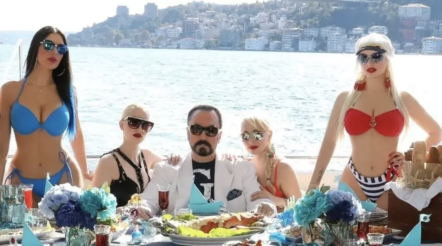 Sektenführer Adnan Oktar inszenierte sich als türkischer Playboy.