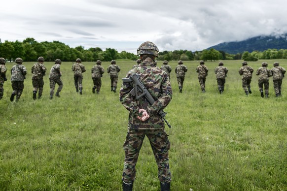 ZUR ARMEEBOTSCHAFT 2018, STELLEN WIR IHNEN HEUTE, 20. MAERZ 2018, FOLGENDES BILDMATERIAL ZUR VERFUEGUNG - Infantry recruits at foot drill on a green field, pictured on May 17, 2013, in the infantry re ...