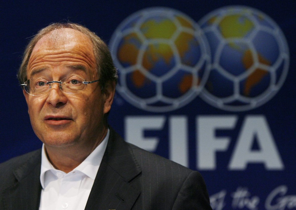 FIFA secretary general Urs Linsi answers journalist's questions during the Swiss Press Day at the FIFA headquarters in Zurich, Switzerland, Thursday, 26 April 2007. (KEYSTONE/Steffen Schmidt)

FI ...