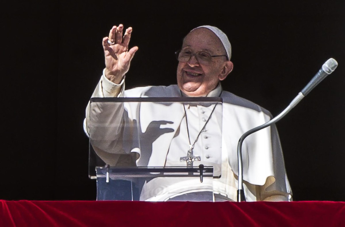 epa11034023 Pope Francis waves to the crowd from the window of the apostolic palace overlooking St. Peter's square during the weekly Angelus prayer, Vatican City, 17 December 2023. Pope Francis o ...