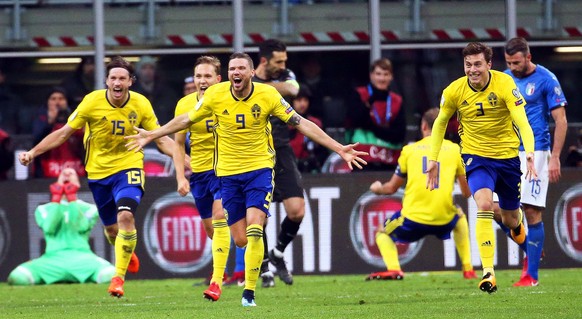 epa06327498 Players of Sweden celebrate after the FIFA World Cup 2018 qualification playoff, second leg soccer match between Italy and Sweden at the Giuseppe Meazza stadium in Milan, Italy, 13 Novembe ...