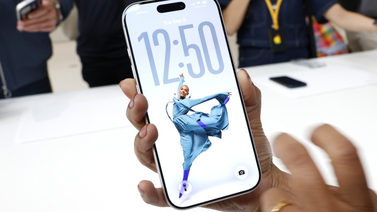 Une personne tient le nouveau Apple iPhone 17 Pro lors du lancement du produit à l'Apple Park de Cupertino, en Californie.