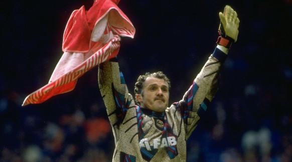 Burridge 1994 nach einem besonderen Sieg: Mit Aberdeen siegte er gegen die Glasgow Rangers.