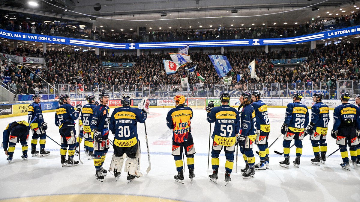Ambri celebrate the victory with the fans, during the regular season National League game between HC Ambri Piotta and EHC Biel at the ice stadium Gottardo Arena, Switzerland, November 29, 2025. (KEYST ...