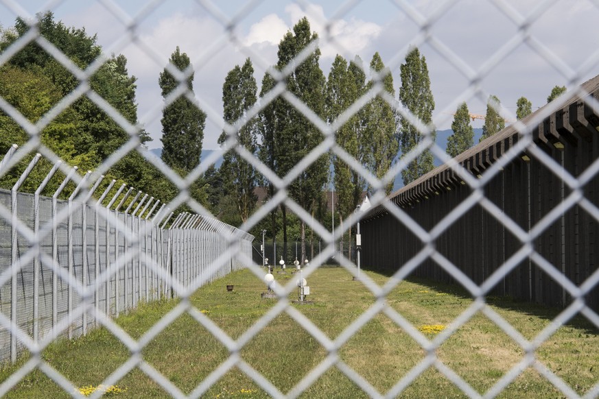 Zaeune umranden den Justizvollzug der JVA Poeschwies, aufgenommen am Donnerstag, 13. Juli 2017 in Regensdorf. (KEYSTONE/Ennio Leanza)