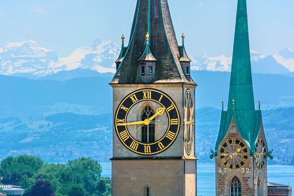 Die St. Peterskirche und das Fraumünster