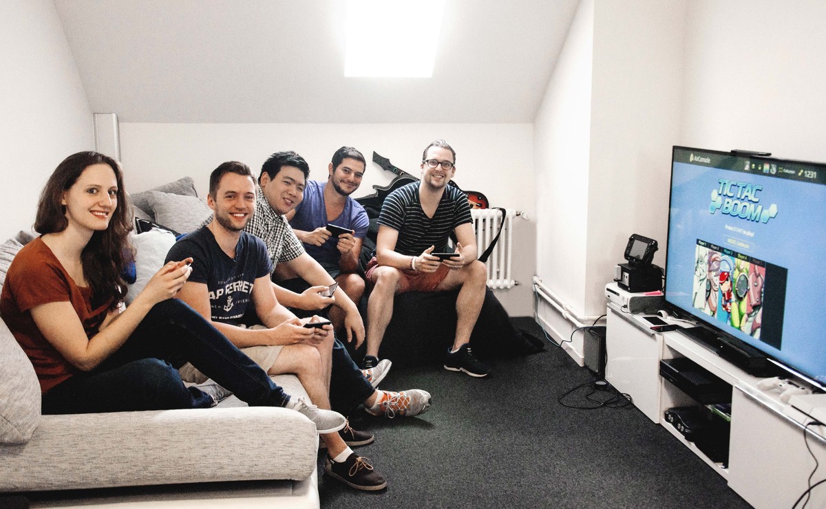 Das Team hinter der AirConsole: v. l. Entwicklerin&nbsp;Alice Ruppert, Programmierer François Weber, Pixel-Künstler Chin-Ho J. Kwong, Produktmanager&nbsp;Rafael Morgan und CEO Andrin von Rechenberg.&n ...