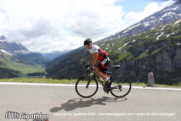 ERSTFELD-LINTHAL, 12.06.2016 - Auf der Veloestrecke ueber 104 km und 2800 Hm von Erstfeld ueber den Klausenpass nach Linthal und zurueck nach Erstfeld am Uerner Suntig am Gigathlon 2016. 
Ramon Krebs
 ...