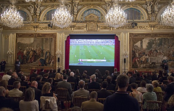 Der französische Staatspräsident (nicht im Bild) sah den 3:0 Sieg der Équipe Tricolore gegen Honduras im Élysée-Palast zusammen mit den Medaillengewinnern der Winterspiele in Sotschi.