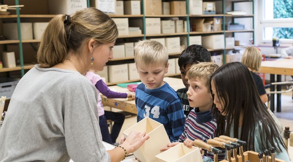 ZUM BUNESGERICHTSENTSCHEID, DASS DER PRIMARLEHRERBERUF EIN FRAUENBERUF SEI, STELLEN WIR IHNEN AM DIENSTAG, 1. DEZEMBER 2015, FOLGENDES ARCHIVBILD ZUR VERFUEGUNG - Third graders and their teacher captu ...