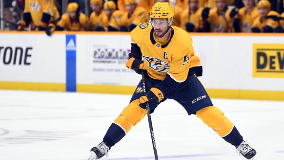 NHL, Eishockey Herren, USA New York Islanders at Nashville Predators Nov 17, 2022 Nashville, Tennessee, USA Nashville Predators defenseman Roman Josi 59 skates with the puck during the first period ag ...