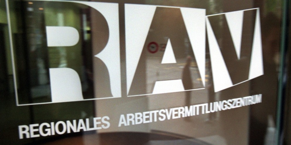 Die Zahl der Arbeitslosen ist im November im Kanton Zürich nur minim angestiegen.