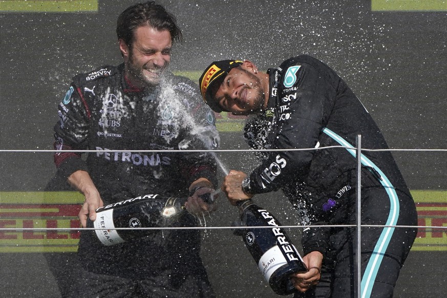 Die Bilder des feiernden Lewis Hamilton (r.) sorgten bei Konkurrent Max Verstappen für Unmut.