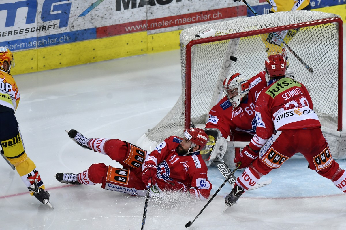 Der Langenthaler Brent Kelly, links, bezwingt den Lakers Torhueter Melvin Nyffeler, rechts, zum 1-1 Ausgleich im sechsten Eishockey Playoff-Finalspiel der National League B zwischen den SC Rapperswil- ...