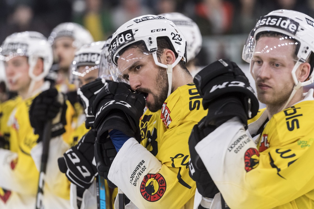 Die Berner Marc Kaempf, rechts, und Vincent Praplan zeigen Enttaeuschung nach der Niederlage im Eishockey Meisterschaftsspiel der National League zwischen dem EHC Biel und dem SC Bern, am Samstag, 15. ...