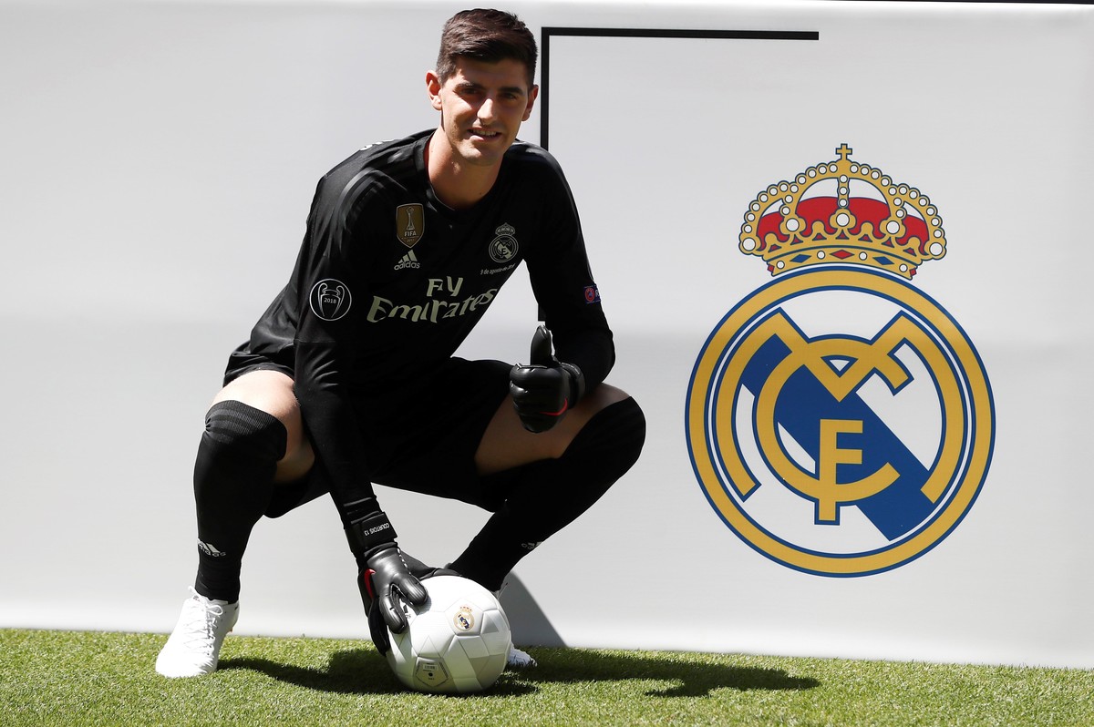 epa06937605 Belgian goalkeeper Thibaut Courtois during his presentation as Real Madrid's goalkeeper at Santiago Bernabeu stadium in Madrid, Spain, 09 August 2018. EPA/Mariscal