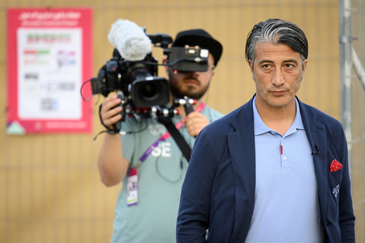 epa10353673 Switzerland's head coach Murat Yakin (R) arrives for a press conference at the University of Doha for Science and Technology training facilities in Doha, Qatar, 07 December 2022. Swit ...