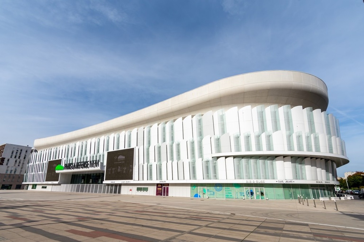 Nanterre, Frankreich - 9. Oktober 2023: Außenansicht der Arena von Paris La Défense. Paris La Défense Arena ist ein überdachtes Mehrzweck-Sportstadion und Konzertsaal hinter der Arche de la Defense