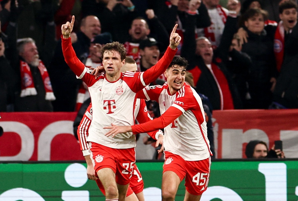 epa11201009 Munich's Thomas Mueller celebrates after scoring the 2-0 goal during the UEFA Champions League round of sixteen second leg match between FC Bayern Munich and SS Lazio, in Munich, Germ ...