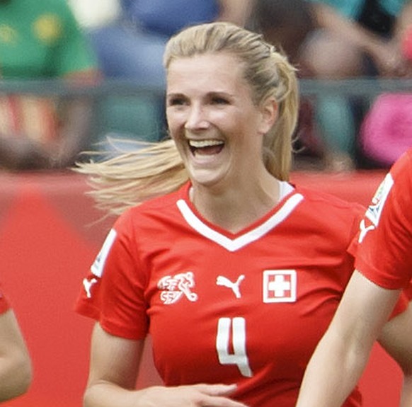 Switzerland's Ana Maria Crnogorcevic, 2nd right, celebrates her goal in front of temmates Fabienne Humm, left, Rachel Rinast, 2nd left, and Martina Moser, right, after scored the 1:0, during the ...