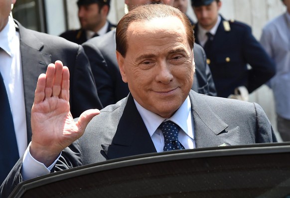 epa04215689 Fomer Italian premier Silvio Berlusconi (C) waves as he departs the &#039;La7&#039; TV channel in Rome, Italy, 20 May 2014. Silvio Berlusconi called Beppe Grillo, the leader of the anti-es ...