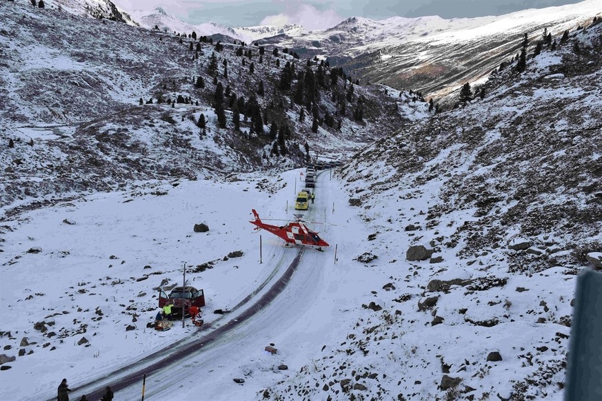 Der Lenker und seine 50-jährige Mitfahrerin wurden verletzt mit dem Helikopter ins Kantonsspital in Chur gebracht.