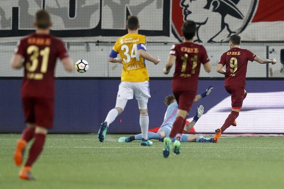 Thuns Dejan Sorgic, rechts, erzielt das Tor zum 1-0 gegen Luzerns Torhueter Jonas Omlin im Super League Spiel zwischen dem FC Thun und dem FC Luzern, am Samstag, 7. April 2018 in der Stockhorn Arena i ...