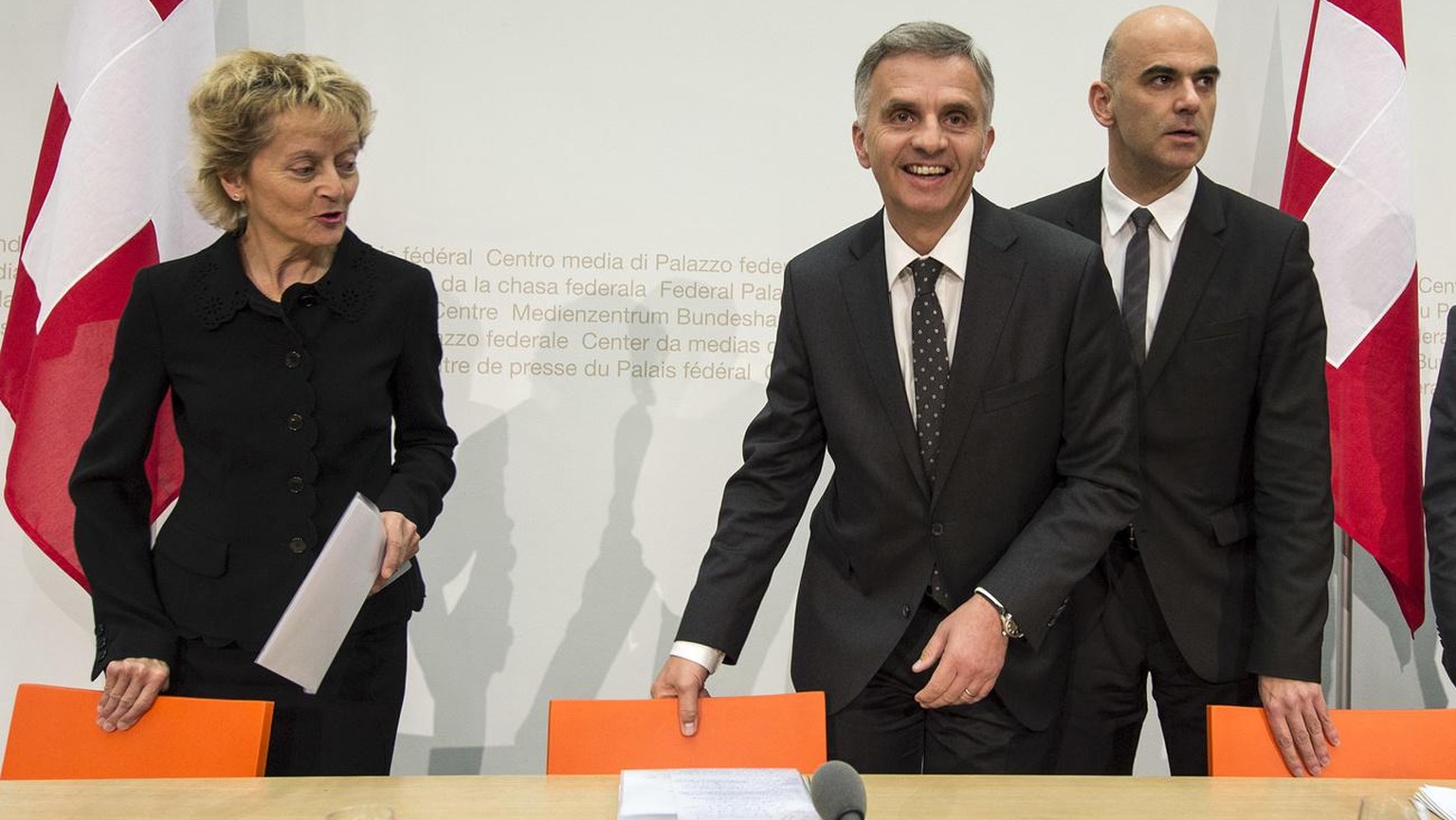 Die Bundesraete Eveline Widmer-Schlumpf, Didier Burkhalter und Alain Berset, von links nach rechts, an einer Medienkonferenz zur Europapolitik, am Mittwoch, 18. Dezember 2013, in Bern. Der Bundesrat w ...