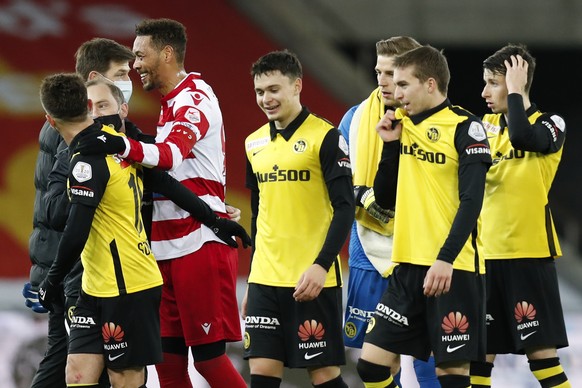 Sions Guillaume Hoarau gratuliert den Spielern von YB zum Sieg nach dem Super League Spiel zwischen dem BSC Young Boys Bern und dem FC Sion, am Sonntag, 31. Januar 2021 im Stadion Wankdorf in Bern. (K ...