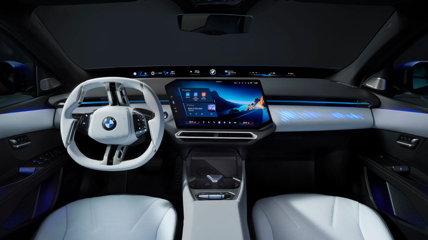 Cockpit der BMW-Limousine i3 mit breitem Display unter der Windschutzscheibe und zentralem Hauptdisplay. Im Kombi dürfte es ähnlich aussehen.
