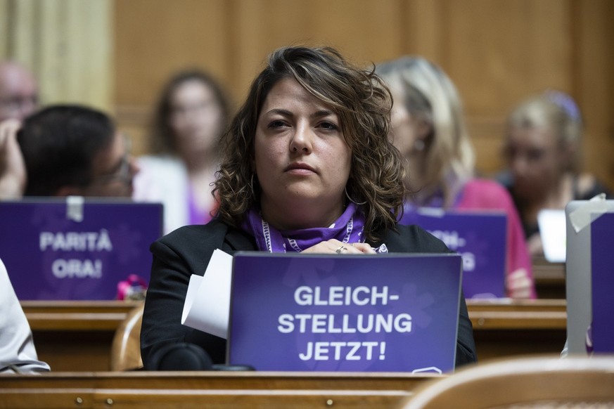 Tamara Funiciello, SP-BE, und ihre Kolleginnen und Kollegen der SP sitzen hinter &quot;Gleichstellung jetzt!&quot; Plakaten, die sie auf ihren Computern montiert haben, waehrend der ausserordentlichen ...