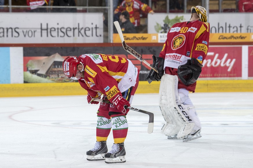 Tigers Nils Berger und Goalie Damiano Ciaccio, geschlagen, nach dem Meisterschaftsspiel der National League, zwischen den SCL Tigers und dem EHC Kloten, am Samstag 3. Maerz 2018 in der Ilfishalle in L ...