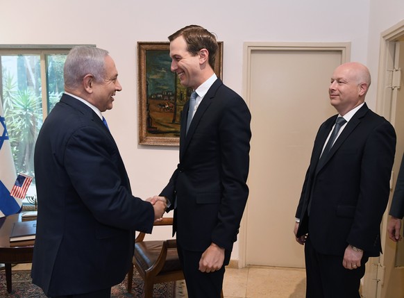 Jared Kushner (rechts) mit Benjamin Netanyahu (links) begrüssen sich (Archivbild).